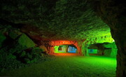 عجیب‌ترین غار دست‌ساز جهان با ۱۰۰ ستون سنگی در ایران! | غاری که طی ۳۵۰ سال برای امرار معاش کنده شده است