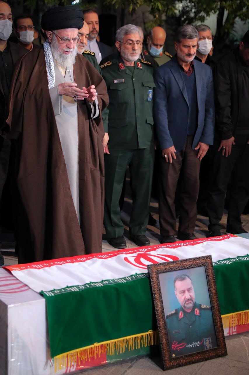 ۲ فرمانده سپاه پاسداران در مراسم اقامه نماز بر پیکر سردار شهید رضی موسوی | تصاویر