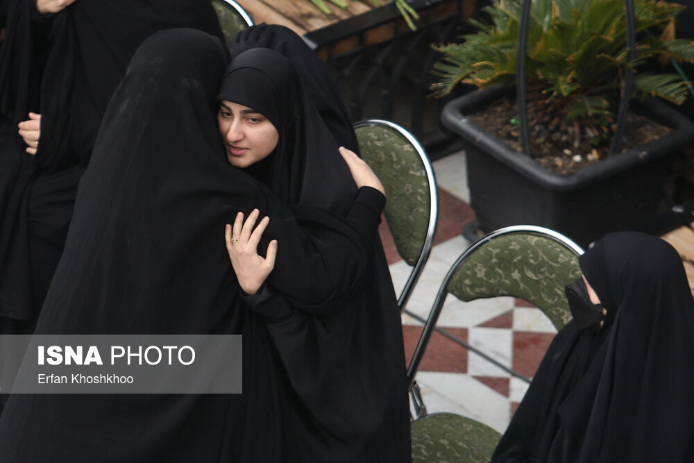 دختر سردار سلیمانی در مراسم تدفین پیکر همرزم پدرش | عکس