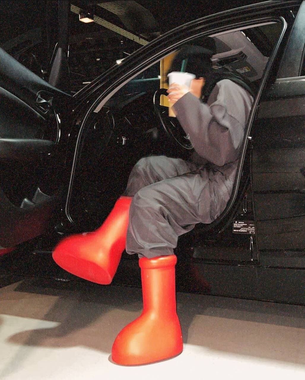 چکمههای هالیوودی ترلان پروانه ؛ قیمت این چکمه چند دلار است؟