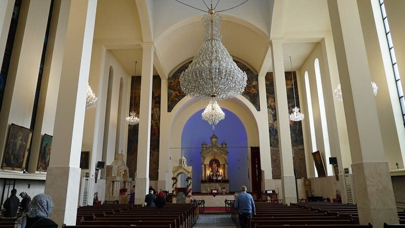 کلیساها، کنیسه و آتشکده در کنار مساجد