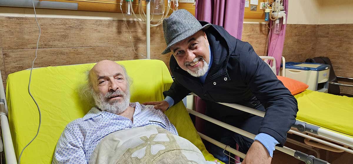 اولین تصاویر از کارگردان سرشناس روی تخت بیمارستان | رضا عطاران، امیر جعفری و ریما رامینفر بر بالین آقای کارگردان