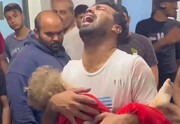 تصاویر وداع جانسوز پدر فلسطینی با پیکر بی‌جان پسرش | ببینید
