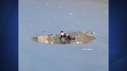 لحظه نجات یک پسربچه بازیگوش از غرق شدن در دریاچه یخ‌زده! | ببینید
