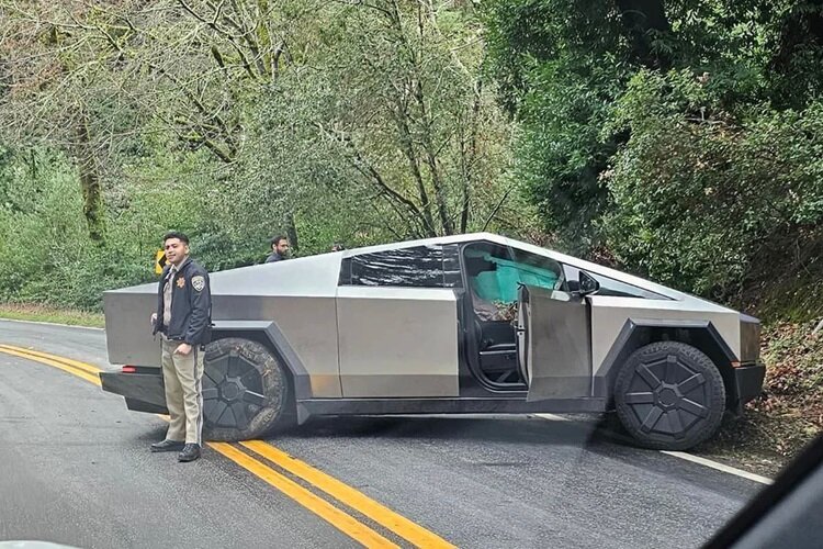 تصاویر | نخستین تصادف سایبر تراک تسلا | خسارت وارده چقدر بود؟