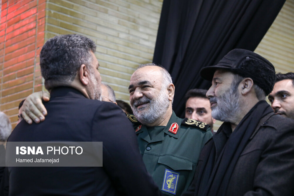 مداح معروف در آغوش فرمانده سپاه | عکس