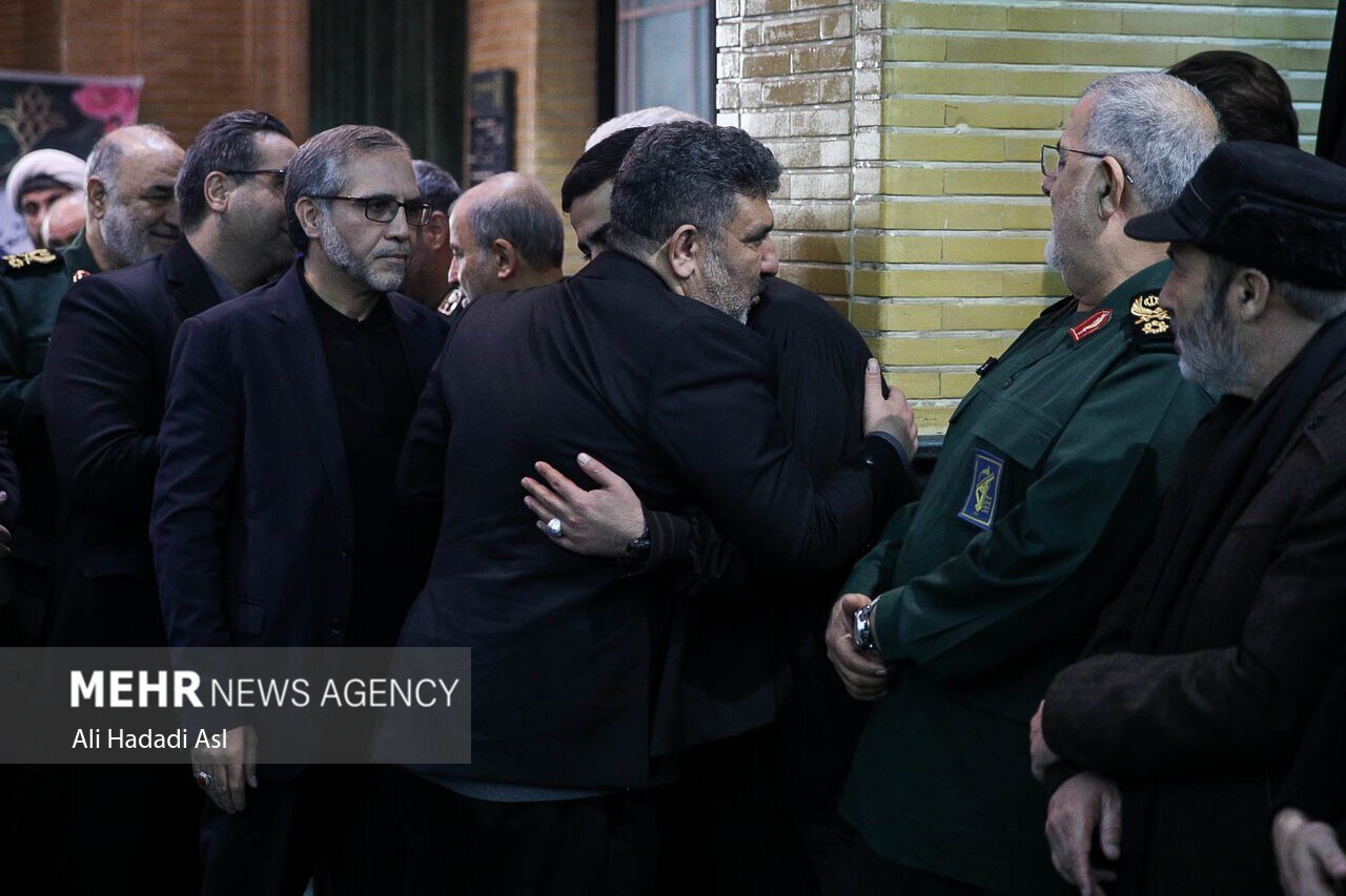 حضور مداح معروف در مراسم بزرگداشت سردار شهید سید رضی موسوی | عکس