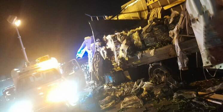 تصاویر تصادف مرگبار تریلی و پژو ۴۰۵ در اتوبان قم _کاشان