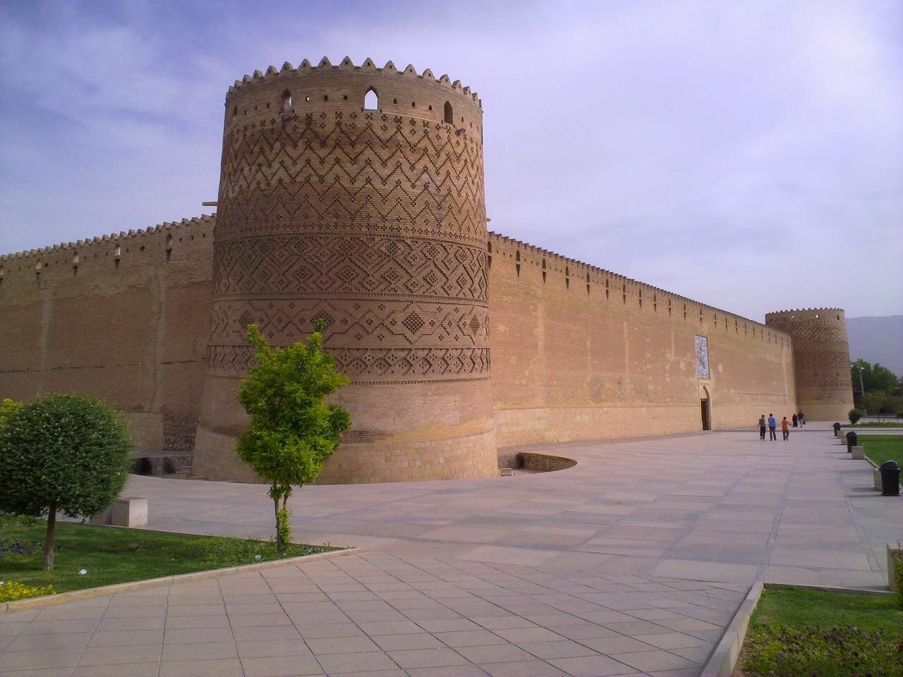 دیدار با شاعران پارسیگوی به همراه وکیلالرعایا | چرا نام خیابان کریمخان تغییر نکرد؟