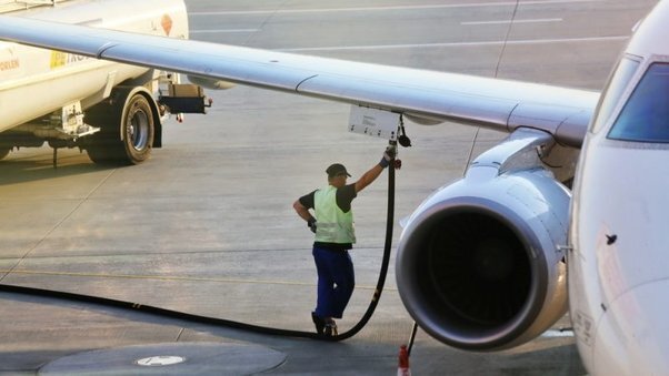 فضولات انسان به جای بنزین هواپیما ! | مدفوع انسان سوخت صنعت هوانوردی را تامین می‌کند