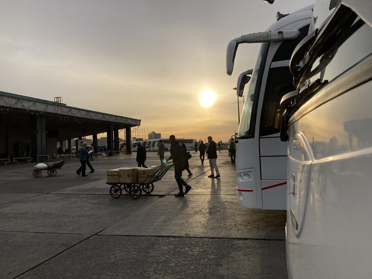 صبح علی الطلوع در پایانههای تهران چه خبر است؟ | این مسافران دنبال آرزوهایشان به پایتخت آمده اند