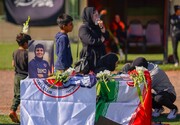 بوسه خواهر ملیکا محمدی به چهارگوشه زمین استادیوم آزادی به نیابت از او | ببینید