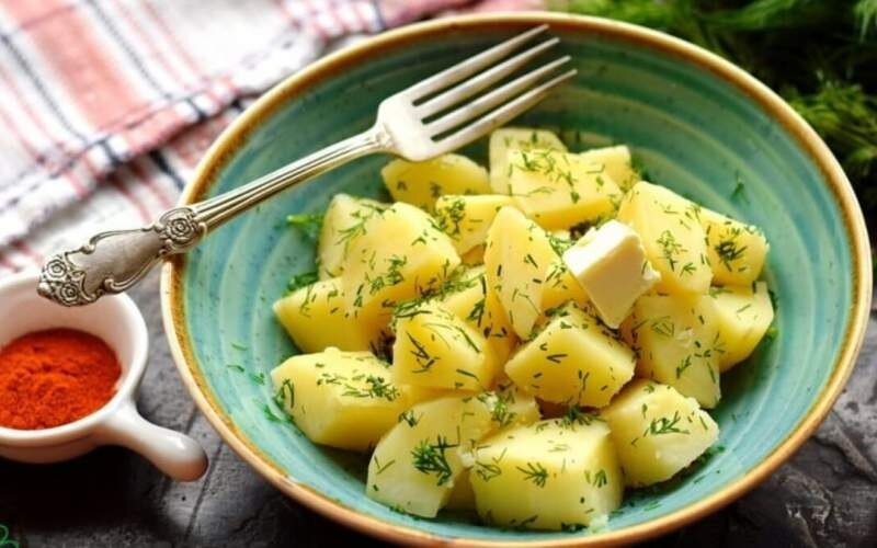 سیب زمینی برای دیابتیها مناسب است؟ | سیب زمینی را آب پز بخوریم یا کباب شده؟ | راههای طبخ این سبزی بدون افزایش قند خون را بخوانید