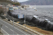 لحظه مهیب غرق شدن کشتی‌ها و خودروها در امواج ۵ متری سونامی در ژاپن | تصاویر
