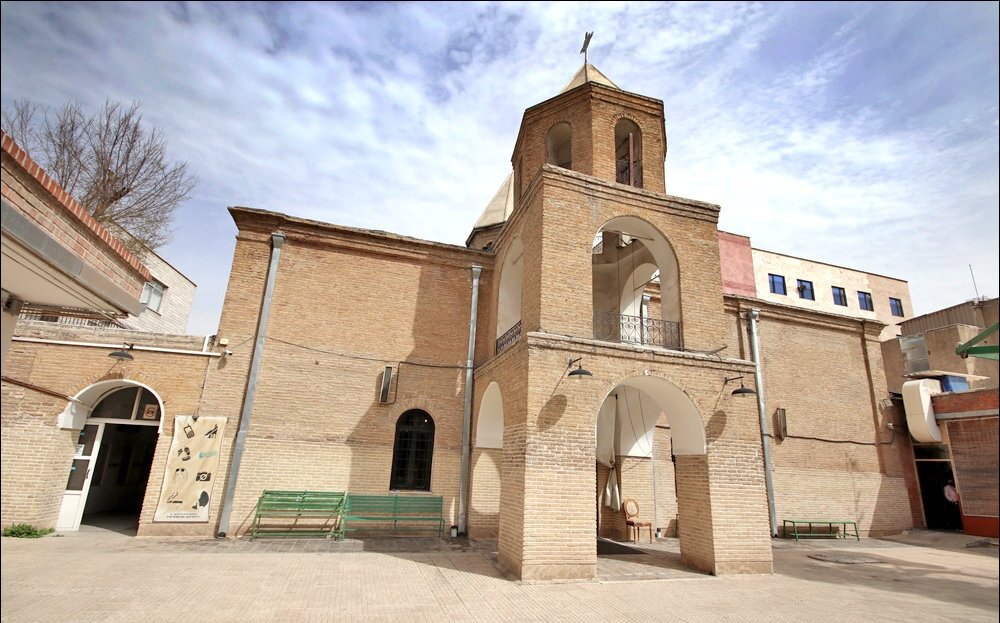 دعوت از شاه قاجار برای تماشای نمایشنامه مولیر | اجرای تئاتر در جوار این کلیسا