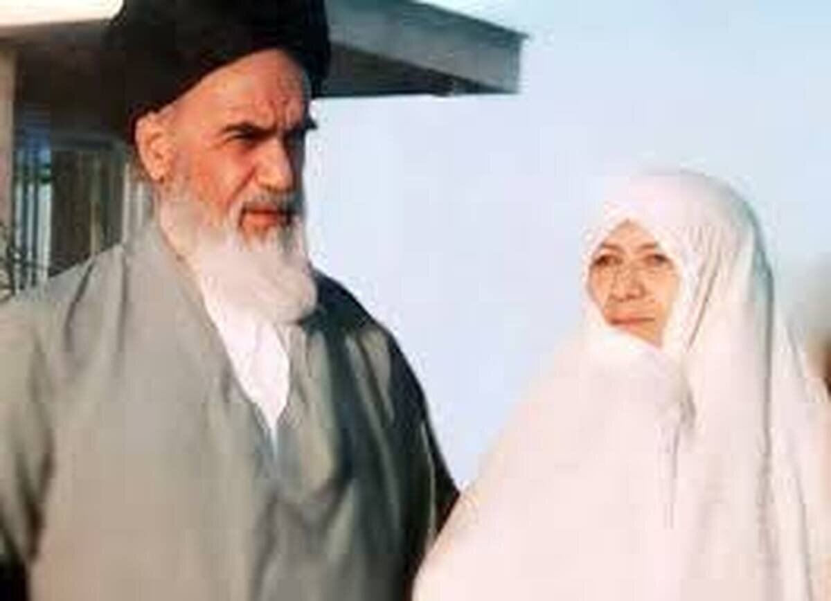 امام خمینی(ره)  و همسرشان