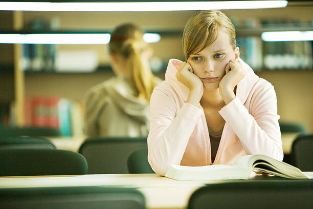 چرا هجوم افکار وسواسی در زنان بیشتر از مردان است؟