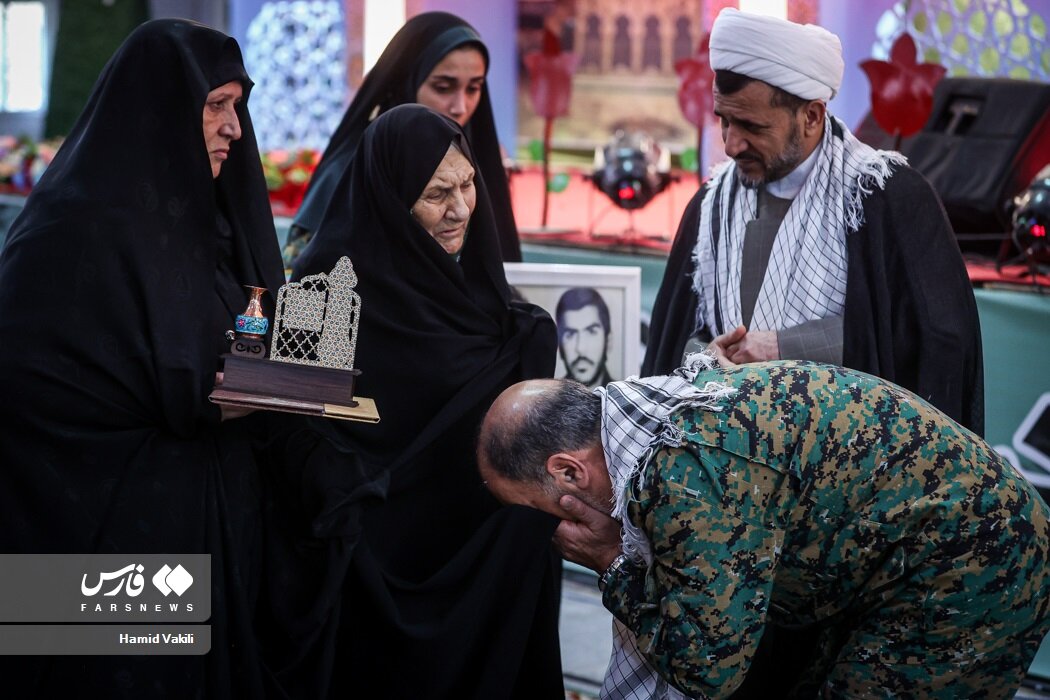 بوسه یک فرمانده ارشد نظامی بر چادر مادر شهید | عکس