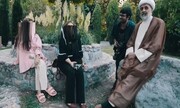 گفت‌وگوی عجیب یک روحانی و چند دختر بی حجاب؛ فیلمی که در اینترنت وایرال شد |  عمامه صورتی به دنبال تبیین حدود برهنگی یا شائبه تجارت با تابوها ؟!