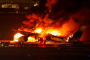 اولین تصاویر از لحظه وقوع آتش سوزی در هواپیمای ژاپنی | ۳۷۹ نفر مسافر آسیب ندیدند | ببینید