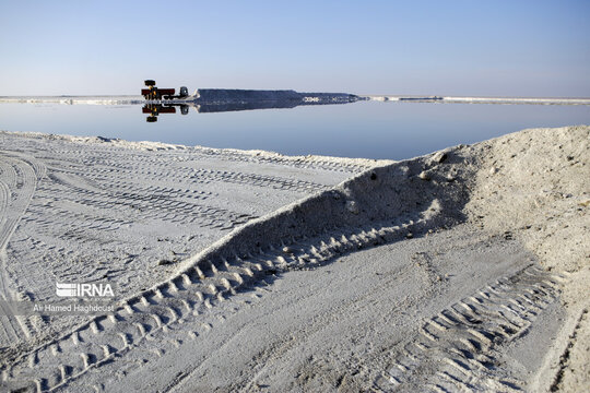 برداشت نمک از بستر خشک دریاچه ارومیه