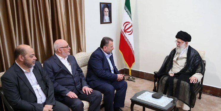 تصاویری از شهید عاروری در کنار رهبر انقلاب