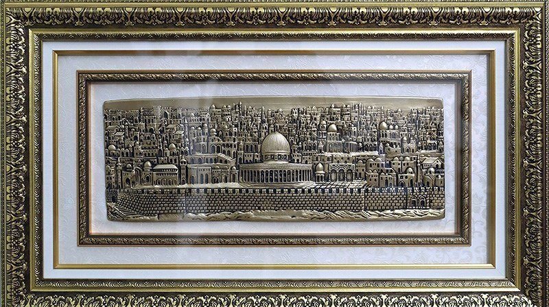 تصاویر | هدیهای که العاروری به رهبرانقلاب داد