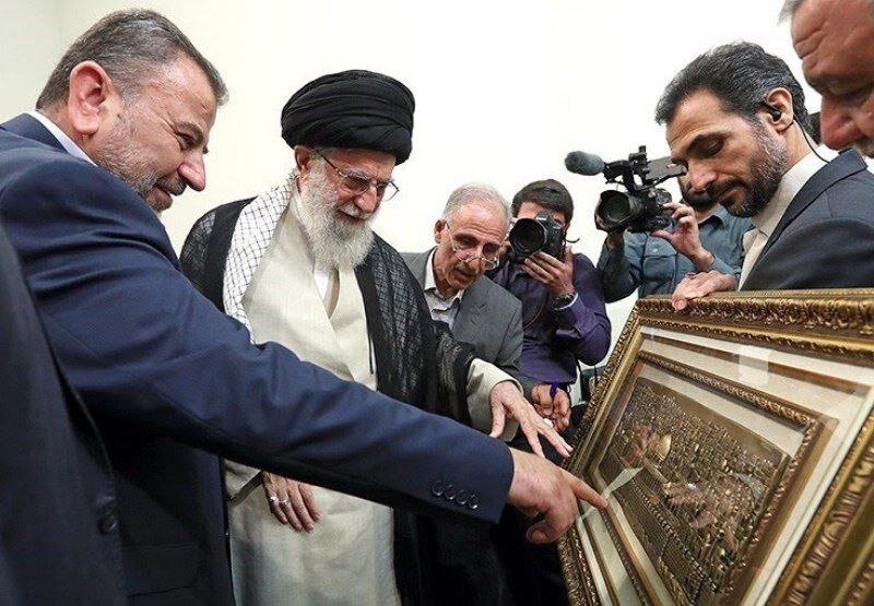 تصاویر | هدیهای که العاروری به رهبرانقلاب داد