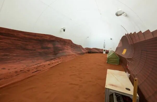 زندگی شبیه‌ سازی شده عجیب کارکنان ناسا در مریخ قلابی ! | یک مریخ‌نورد خراب شد