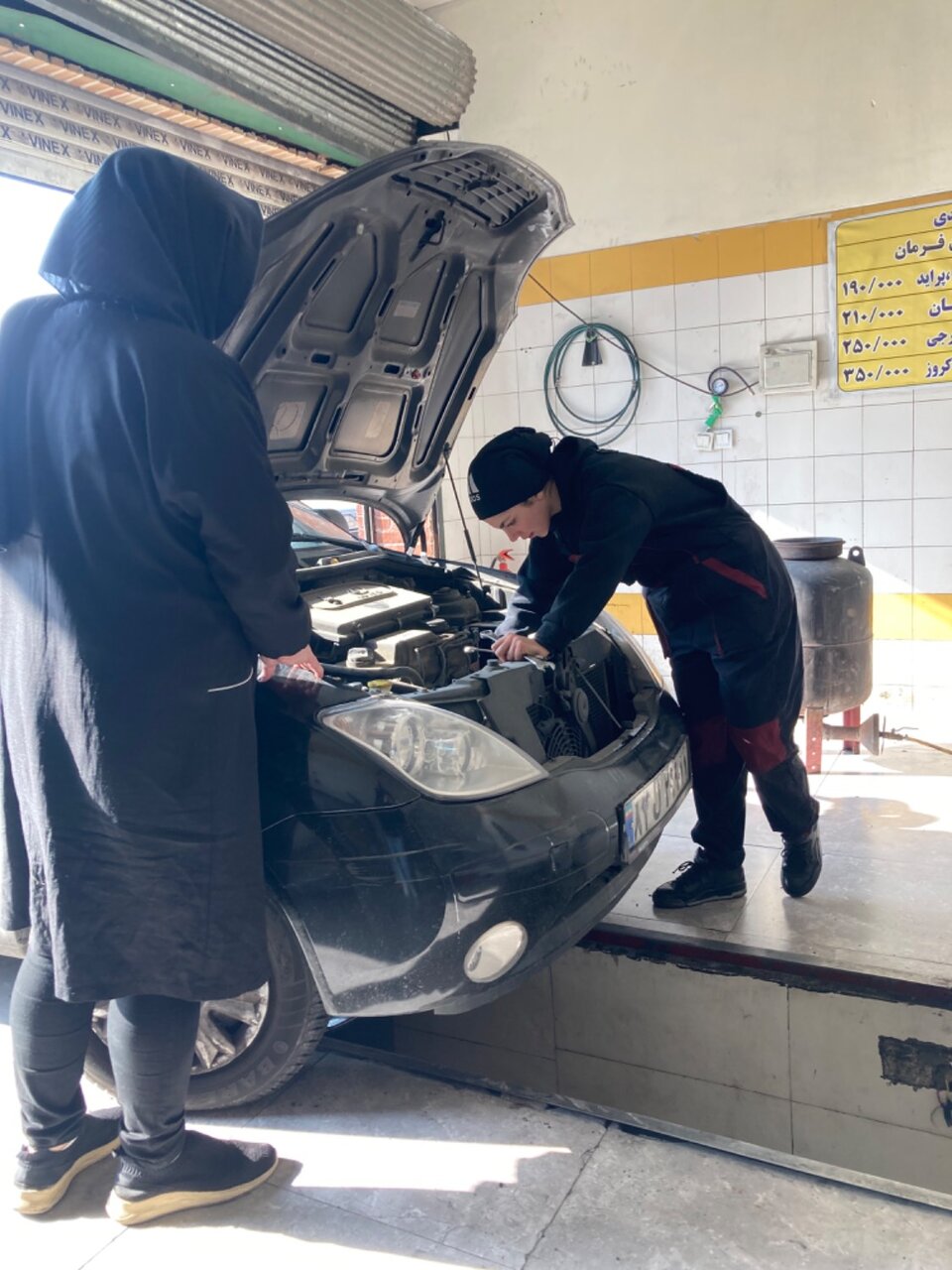 «استاد لیلا» در چال سرویس تعمیرگاه | این زن هم بازیگر تئاتر است هم مکانیک خبره | تصاویر