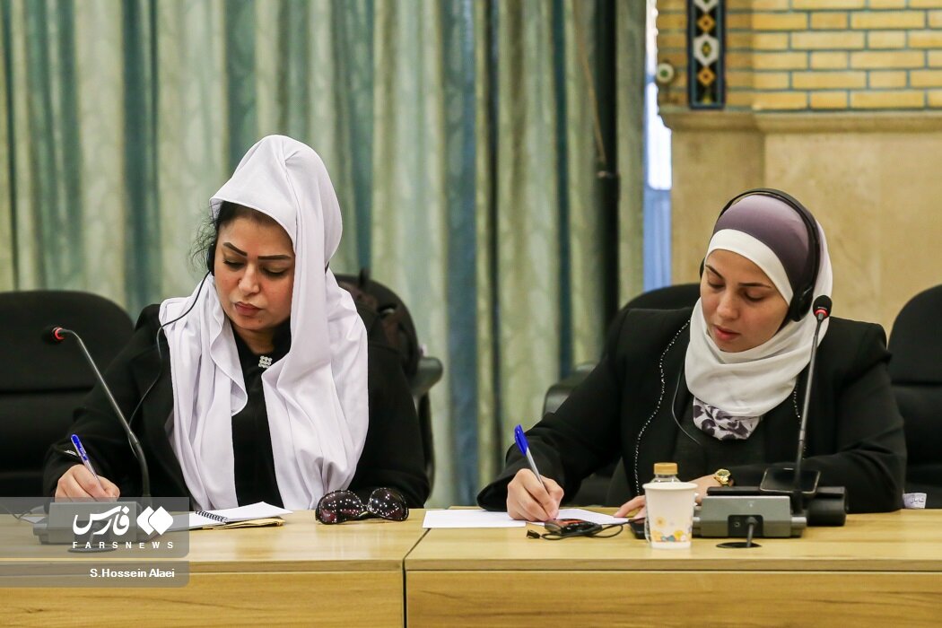 حجاب زنان خارجی شرکت کننده در یک همایش در تهران | عکس