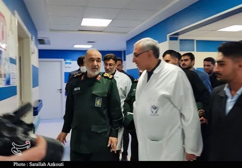 عیادت فرمانده کل سپاه از مجروحان انفجار در بیمارستان باهنر