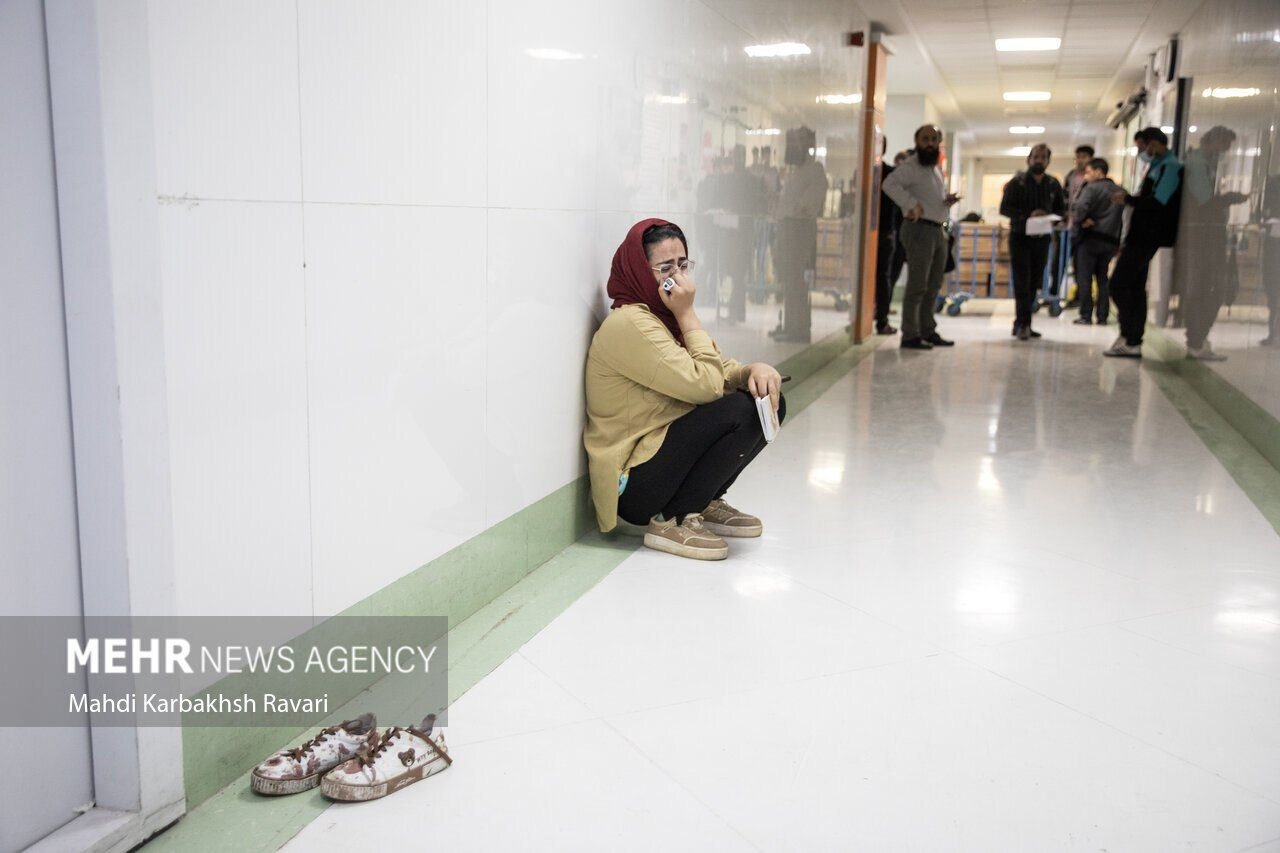 عکسی متفاوت و دردآور از لحظات انتظار در بیمارستان کرمان  | ببینید