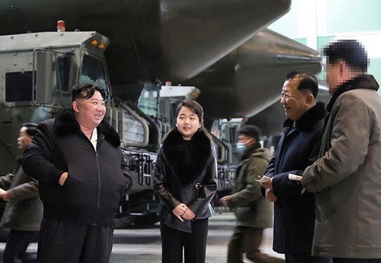 کیم جونگ اون و دخترش از کارخانه تولید موشکهای قاره پیما