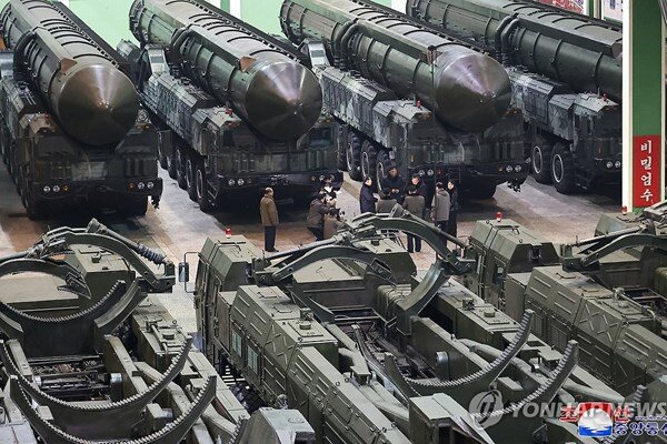 بازدید کیم جونگ اون و دخترش از کارخانه تولید موشکهای قاره پیما+ تصاویر