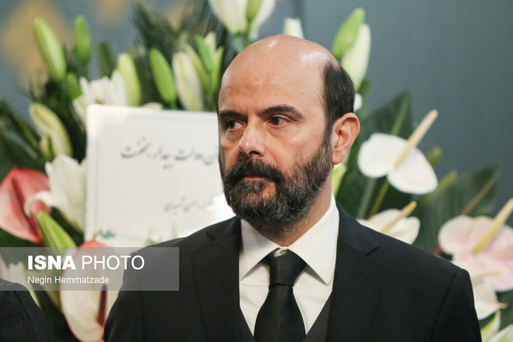 تصاویری از چهره غم زده و اندوهگین لیلا حاتمی و علی مصفا در مراسم یادبود امیربانو کریمی (مادر علی مصفا)