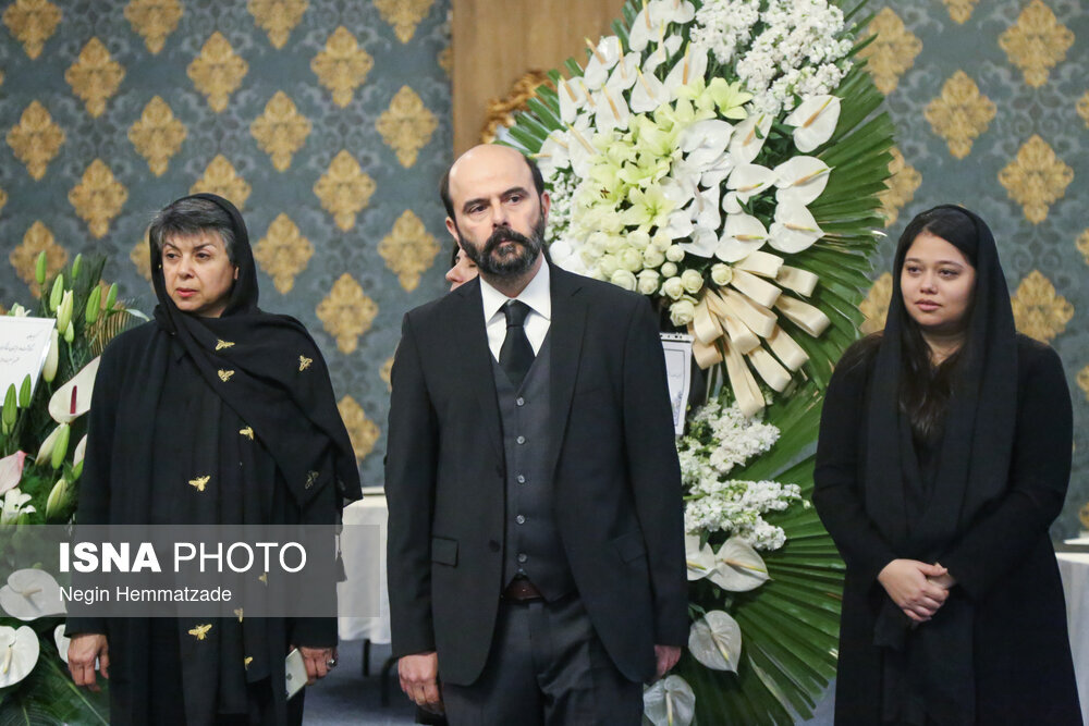 تصاویری از چهره غم زده و اندوهگین لیلا حاتمی و علی مصفا در مراسم یادبود امیربانو کریمی (مادر علی مصفا)