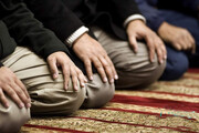 لحظه فوت امام جماعت هنگام اقامه نماز در یک مسجد | ببینید