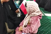 اقدام نمادین مادر زنجانی به یاد خردسال‌ترین شهید جنایت تروریستی کرمان | دختر کاپشن صورتی در زنجان! | ببینید
