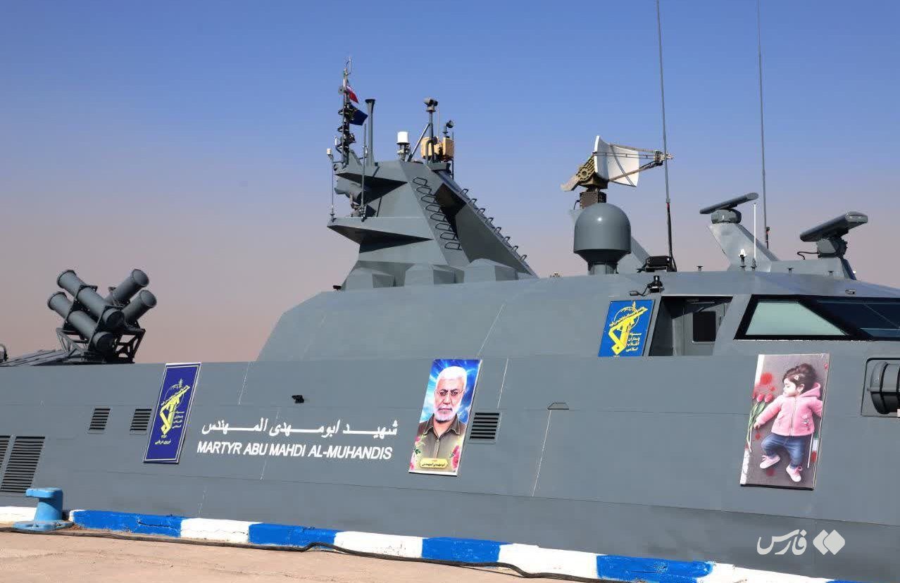 ریحانه با کاپشن صورتی روی ناو ابومهدی سپاه | عکس