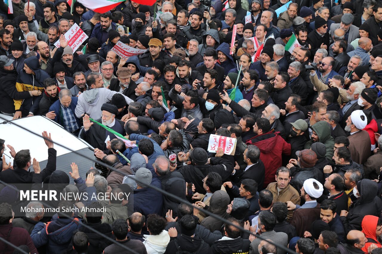 عکس | رئیس جمهور در میان انبوه جمعیت زنجانیها