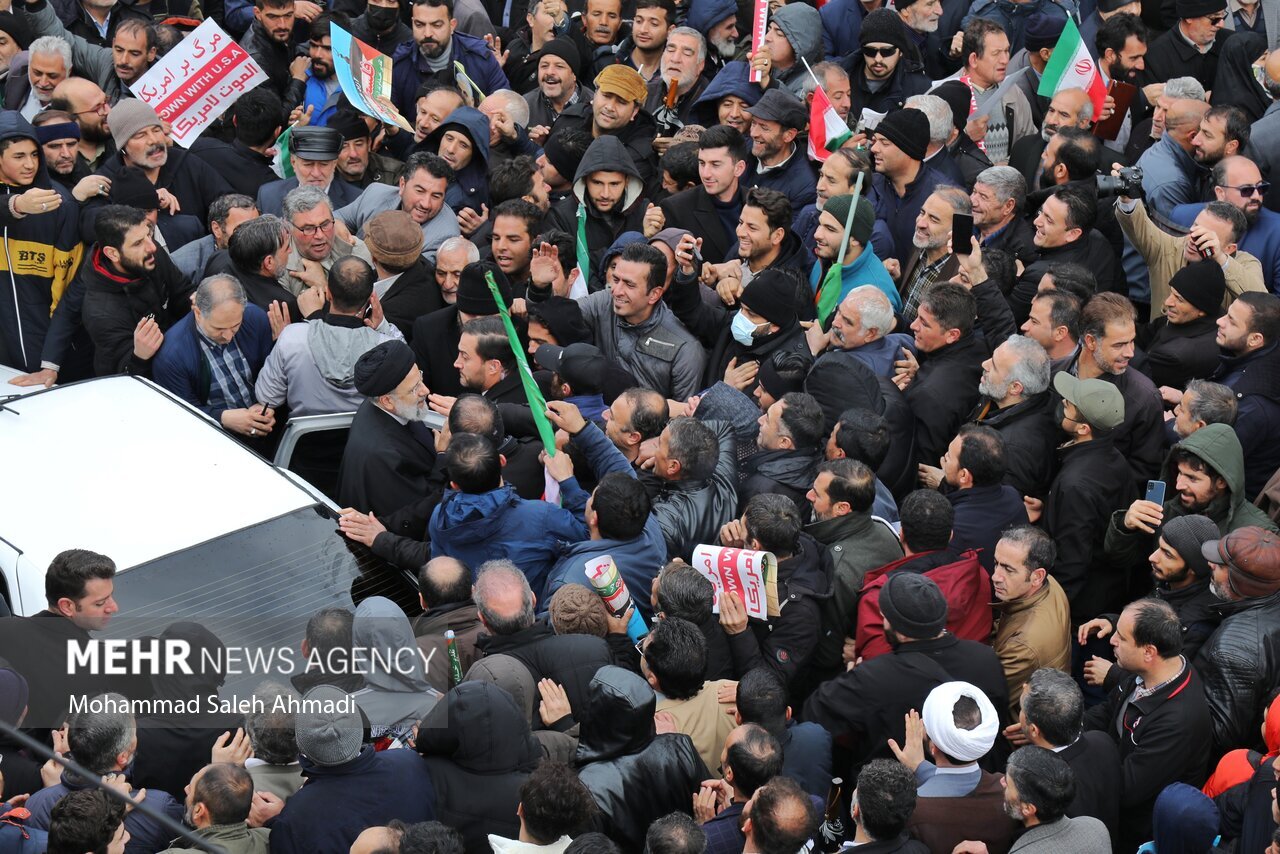 عکس | رئیس جمهور در میان انبوه جمعیت زنجانیها