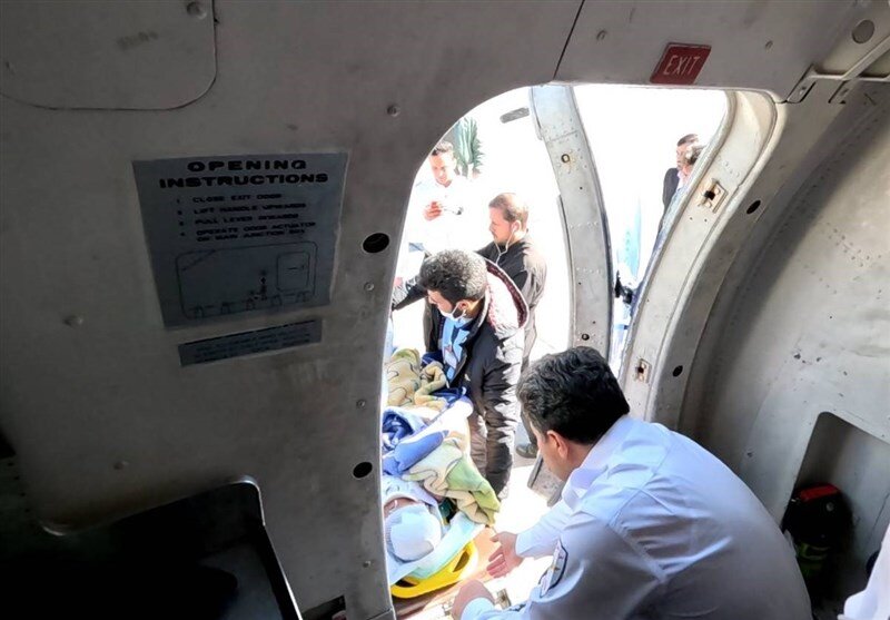 تصاویر انتقال کودک ۴ ساله مجروح در انفجار تروریستی به تهران