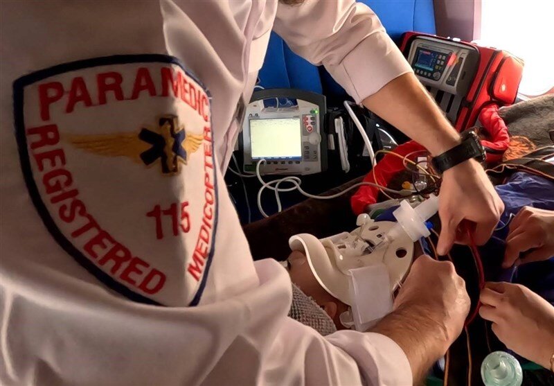 تصاویر انتقال کودک ۴ ساله مجروح در انفجار تروریستی به تهران