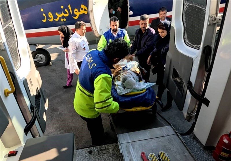 تصاویر انتقال کودک ۴ ساله مجروح‌ در انفجار تروریستی به تهران