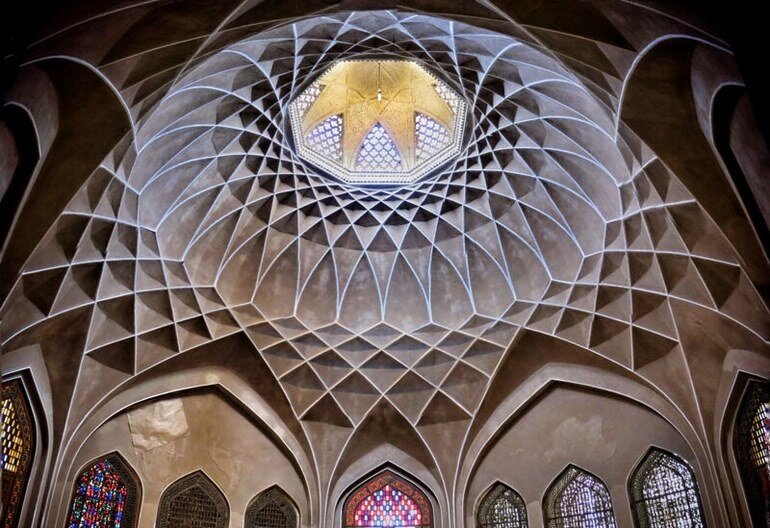 روایت ساخت ششمین برج بلند جهان در تهران | اقتباس معماری برج میلاد از باغ دولت آباد یزد