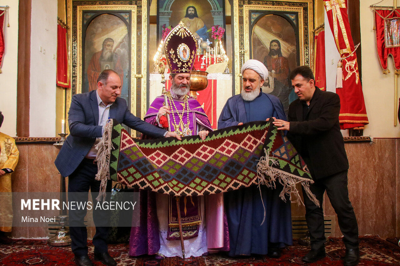 حضور یک روحانی در جشن میلاد مسیح | ببینید