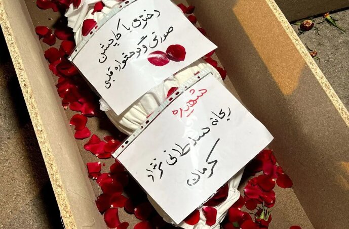 آلبومی از تصاویر واقعی دختر کاپشن صورتی با گوشواره قلبی را ببینید