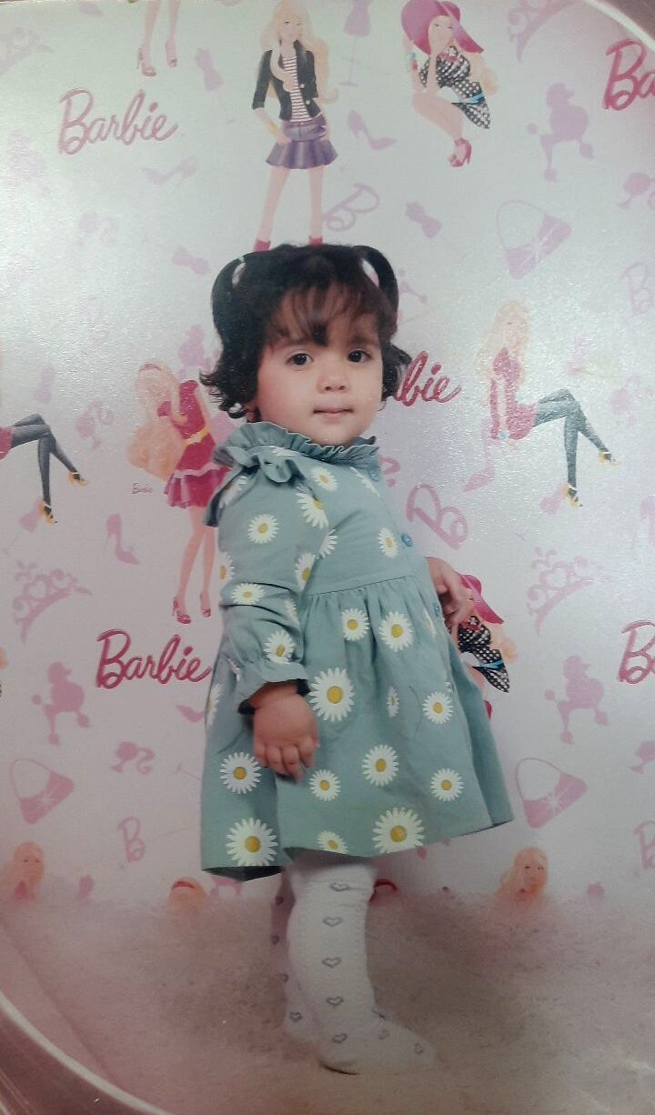 آلبومی از تصاویر واقعی دختر کاپشن صورتی با گوشواره قلبی را ببینید