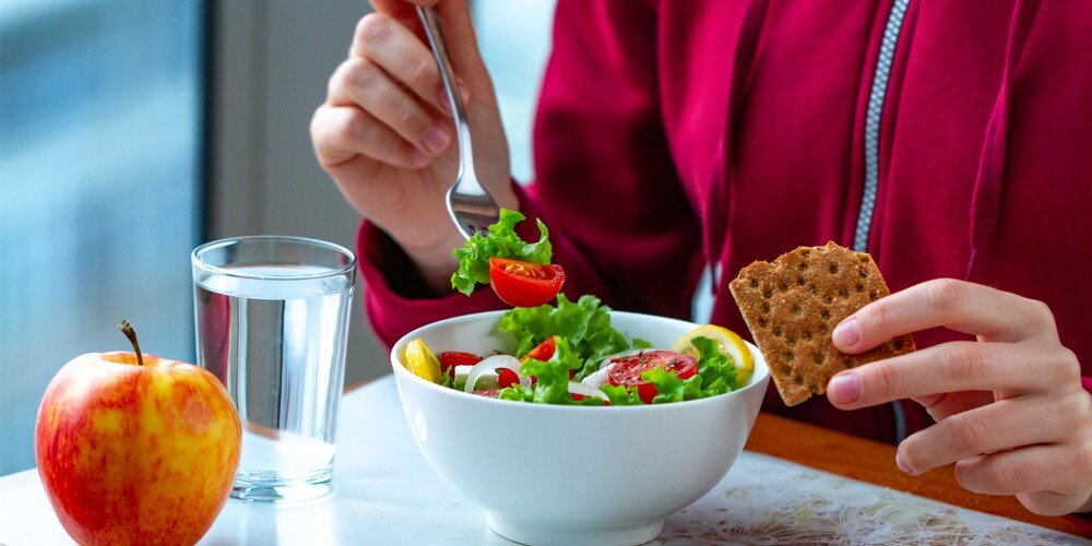 سیاهی دور چشم نشانه کمبود چه ویتامینی است؟ | ویتامینهای مؤثر در کاهش سیاهی دور چشم